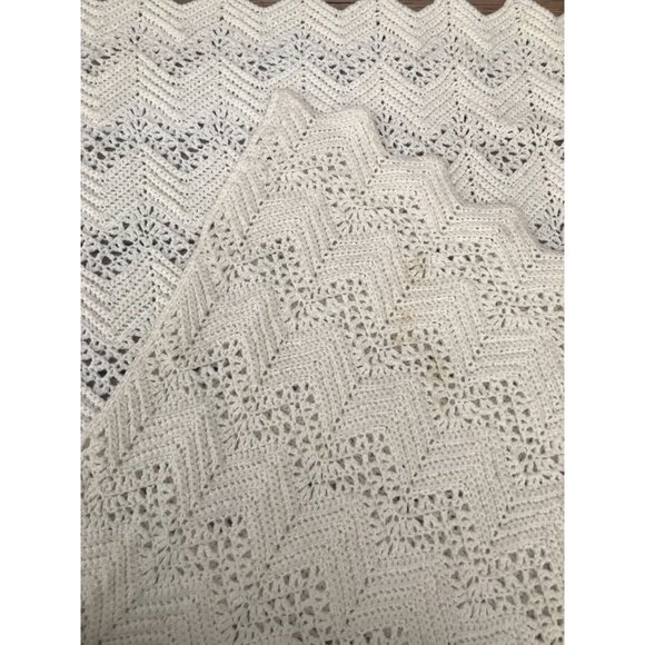Vintage White Chevron Stripes Afghan Throw, Hand Knitted or Crocheted Zig Zag Pa - Picture 4 of 4